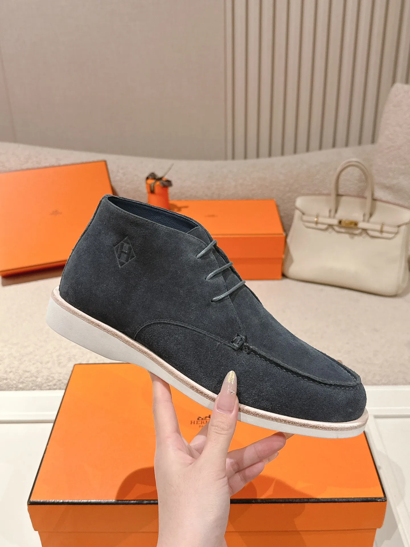 Men's Men's Shoes 660💰 Hermes men's size #26ss calfskin derby shoes, decorated with signature "H Diamant" details for a stylish and casual style. Fabric: Cow suede Lining: Mixed sheep lining Outsole: Genuine leather welt + original TPU Bottom thickness: 3CM Code number: 39-45 (customized at 46.47)